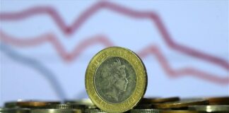 Σταθερότητα στερλίνας έναντι ευρώ και δολαρίου