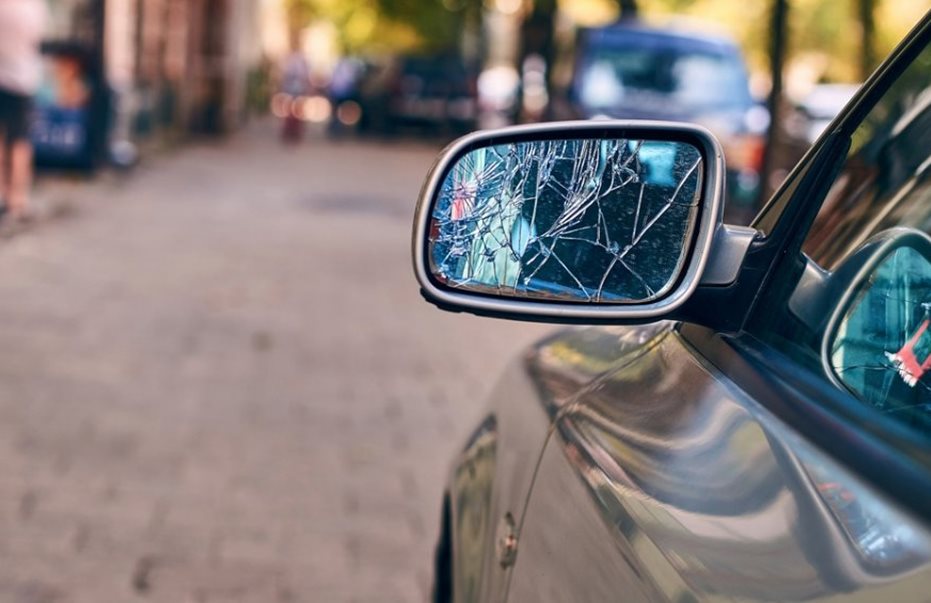 Λάρνακα  Ο καθρέφτης ενός περαστικού αυτοκινήτου χτύπησε έναν πεζό στο χέρι