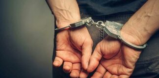 Χειροπέδες σε 40χρονη που έβαλε φωτιά στο πατάρι καταστήματος όπου διέμενε