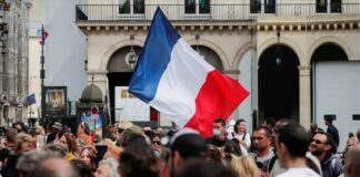 Γαλλία: Νεκρός διαδηλωτής στο Παρίσι, για ανακοπή κάνουν λόγο οι Αρχές – Πεδίο μάχης η «πόλη του φωτός»