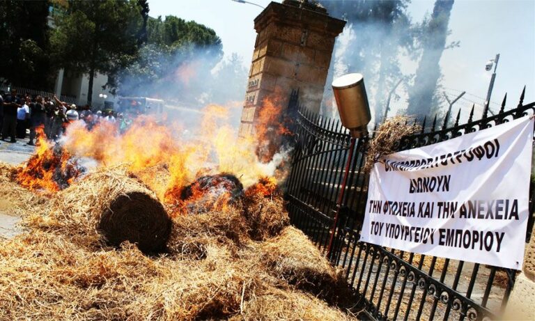 Χαμός στο Προεδρικό – Έβαλαν φωτιά σε μπάλες σανού και έχυσαν γάλα (ΦΩΤΟ)