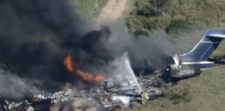 Συνετρίβη μικρό αεροπλάνο στο Μάντσεστερ, πήδηξε με αλεξίπτωτο ένας από τους επιβάτες του