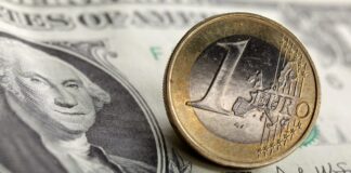 Το δολάριο καταρρέει – Το ευρώ φτάνει σε υψηλά τριών ετών