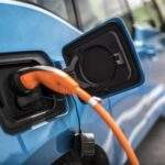 Αυξήθηκε στο 4,7% το 2025 το μερίδιο ηλεκτροκίνητων οχημάτων και στο 44,3% των υβριδικών
