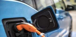 Αυξήθηκε στο 4,7% το 2025 το μερίδιο ηλεκτροκίνητων οχημάτων και στο 44,3% των υβριδικών