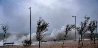 Βροχές, χιόνια και ισχυροί άνεμοι στο μενού του καιρού
