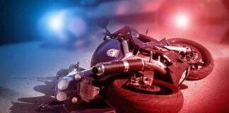 Σοβαρό τροχαίο με μοτοσικλετιστή: Συγκρούστηκε με όχημα που μεταφέρει κοντέινερ