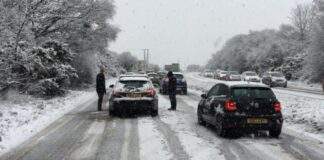 Πυκνή τροχαία κίνηση στο Τρόοδος – Μικροί-μεγάλοι στα χιόνια