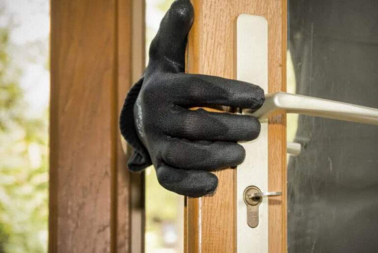 Διέρρηξαν καφετέρια και έκλεψαν ηλεκτρικές συσκευές και εργαλεία