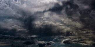 Mουντό το σκηνικό του καιρού με σκόνη στην ατμόσφαιρα