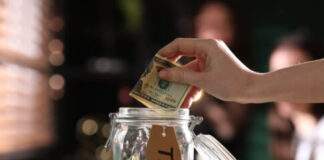 «Βούρκωσαν» οι σερβιτόρες: Πελάτες εστιατορίου τούς άφησαν φιλοδώρημα 4.200 ευρώ