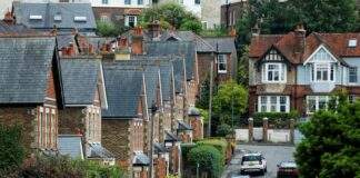 Βρετανία: Νέος φόρος από το 2028 για κατοικίες αξίας άνω των 2 εκατ. λιρών