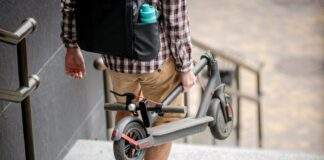 Χειροπέδες σε 21χρονο που φέρεται να παρέσυρε με το πατίνι του μητέρα και νήπιο στη Λεμεσό