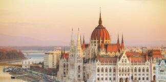 Ο Moody’s ρίχνει τη Βουδαπέστη στα «σκουπίδια» λόγω κόντρας με τον Όρμπαν