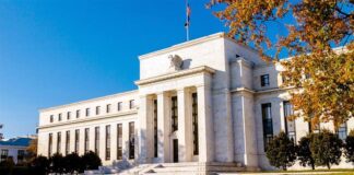 Η επιβράδυνση των προσλήψεων ανησυχεί τη Fed