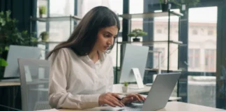 Ετήσια αύξηση 4,3% στις μέσες μηνιαίες απολαβές των υπαλλήλων