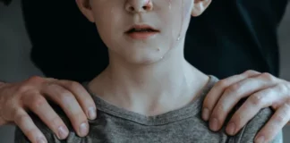 Φρίκη στην Αθήνα: Παιδιά 4 και 2 ετών κακοποιούνταν σεξουαλικά από τον θείο τους και τον σύντροφό του Shutterstock Agori Kakopoiisi .jpg