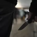 Χειροπέδες σε 32χρονο για τα μαχαιρώματα στη Λάρνακα: Διερευνά απόπειρα φόνου η Αστυνομία Maxairi tempo24.jpg