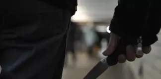 Χειροπέδες σε 32χρονο για τα μαχαιρώματα στη Λάρνακα: Διερευνά απόπειρα φόνου η Αστυνομία Maxairi tempo24.jpg