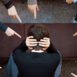 Στα σχολεία Οδηγός για θέματα ενδοσχολικής βίας και παραβατικότητας Bullying paravatikotita