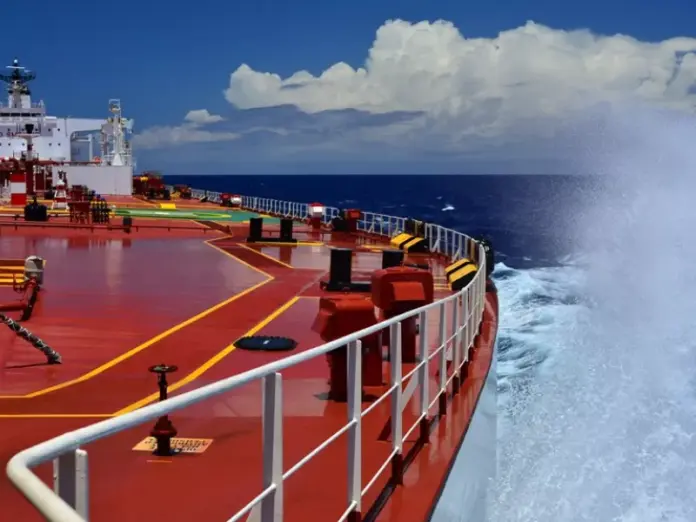 Tanker dexamenoploio shutterstock.jpg
