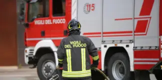 Φωτιά σε μεταλλική αποθήκη μεταξύ Κισσόνεργας και Έμπας Italia pyrosvestiki 696x505