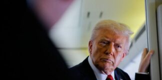 Ο Τραμπ προειδοποιεί ότι οι ΗΠΑ θα επέμβουν εάν το καθεστώς του Ιράν ανοίξει πυρ κατά των διαδηλωτών Tramp air force one 696x464