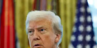 Ο Τραμπ παρεμβαίνει υπέρ του Νετανιάχου, απειλεί τη Χαμάς και ανακοινώνει δοκιμές πυρηνικών όπλων Trumppp 696x464