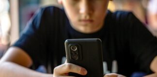 Η Γαλλία βάζει φρένο στα social media για παιδιά κάτω των 15 Anilikoi social