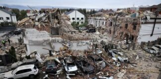 Η Ουκρανία ελέγχει σχεδόν το 90% της στρατηγικής βορειοανατολικής πόλης Κουπιάνσκ, δήλωσε την Τετάρτη ο αρχηγός των ενόπλων δυνάμεων της Ουκρανίας, με τον Ρώσο υπουργό Άμυνας ωστόσο να δηλώνει ότι η ουκρανική αντεπίθεση στην πόλη ήταν ανεπιτυχής. Ο αρχηγός του ρωσικού γενικού επιτελείου δήλωσε στον πρόεδρο Βλαντίμιρ Πούτιν τον περασμένο μήνα ότι οι ρωσικές δυνάμεις είχαν πάρει τον έλεγχο του Κουπιάνσκ. Το Κίεβο αρνήθηκε ότι η πόλη είχε αλλάξει χέρια και ένας Ουκρανός διοικητής δήλωσε την περασμένη εβδομάδα ότι οι ουκρανικές δυνάμεις είχαν ανακαταλάβει τμήματα της σε μια επιχείρηση που περικύκλωσε ρωσικά στρατεύματα. «Χάρη στις ενεργές επιχειρήσεις έρευνας και κρούσης, καταφέραμε να απωθήσουμε τους (Ρώσους) από το Κουπιάνσκ και να πάρουμε τον έλεγχο σχεδόν του 90% του εδάφους της πόλης», έγραψε στο Telegram την Τετάρτη ο Ολεξάντρ Σύρσκι, Αρχηγός των Ενόπλων Δυνάμεων της Ουκρανίας. Ο Ρώσος υπουργός Άμυνας Αντρέι Μπελούσοφ δήλωσε αργότερα σε τηλεοπτική συνάντηση κορυφαίων αξιωματούχων της άμυνας ότι οι ουκρανικές δυνάμεις προσπαθούσαν ανεπιτυχώς να πάρουν τον έλεγχο του Κουπιάνσκ. Naftemporiki ΔΙΑΒΑΣΤΕ ΕΠΙΣΗΣ ΟΠΕΚΕΠΕ: Ελεύθεροι και οι 7 συλληφθέντες από την πρώτη ομάδα των κατηγορουμένων ΟΠΕΚΕΠΕ: Ελεύθεροι και οι 7 συλληφθέντες από την πρώτη ομάδα των κατηγορουμένων Το Reuters δεν μπόρεσε να επαληθεύσει ανεξάρτητα την κατάσταση στο Κουπιάνσκ, έναν στρατηγικά σημαντικό σιδηροδρομικό κόμβο που έχει καταστραφεί σε μεγάλο βαθμό σε σχεδόν τέσσερα χρόνια πολέμου στην Ουκρανία από την πλήρη εισβολή της Ρωσίας τον Φεβρουάριο του 2022. Επίσκεψη του Ζελένσκι στο Κουπιάνσκ την προηγούμενη εβδομάδα Ο Ουκρανός πρόεδρος Βολοντίμιρ Ζελένσκι δημοσίευσε μια φωτογραφία του στην είσοδο του Κουπιάνσκ την περασμένη εβδομάδα. Σε ένα βίντεο που ανάρτησε στον λογαριασμό του στα μέσα κοινωνικής δικτύωσης, υπογράμμισε τη σημασία των ουκρανικών επιτυχιών στην πρώτη γραμμή «ώστε η Ουκρανία να μπορέσει να επιτύχει αποτελέσματα στη διπλωματία». Ukrainian Presidential Press Service/Handout via REUTERS Πιέσεις στην Ουκρανία για εδαφικές παραχωρήσεις Το Κίεβο δέχεται πιέσεις να κάνει εδαφικές παραχωρήσεις καθώς ο πρόεδρος των ΗΠΑ Ντόναλντ Τραμπ προσπαθεί να εξασφαλίσει μια συμφωνία για τον τερματισμό της πιο θανατηφόρας σύγκρουσης στην Ευρώπη από τον Δεύτερο Παγκόσμιο Πόλεμο. Η αντεπίθεση στο Κουπιάνσκ, εάν επιβεβαιωθεί η επιτυχία της, έρχεται σε αντίθεση με μια τάση που παρατηρήθηκε καθ’ όλη τη διάρκεια του 2025, καθώς οι ρωσικές δυνάμεις έχουν σημειώσει σταδιακή πρόοδο, αν και με αυτό που το Κίεβο χαρακτήρισε ως βαριές απώλειες. Οι Ηνωμένες Πολιτείες έχουν προσφερθεί να παράσχουν εγγυήσεις ασφαλείας τύπου ΝΑΤΟ για το Κίεβο στις συνομιλίες για τον τερματισμό του πολέμου, αλλά δεν έχει υπάρξει συμφωνία σε αυτό που ο Ζελένσκι χαρακτήρισε «επώδυνο» ζήτημα των εδαφικών παραχωρήσεων. Η Μόσχα έχει αποκλείσει το ενδεχόμενο αποχώρησης από εδάφη που έχει κατασχέσει και θέλει η Ουκρανία να εγκαταλείψει το υπόλοιπο τμήμα της περιοχής Ντονμπάς στην ανατολική Ουκρανία που δεν ελέγχει η Ρωσία. Ο ρωσικός στρατός λέει ότι ελέγχει πάνω από το 19% της Ουκρανίας. Ο Μπελούσοφ δήλωσε την Τετάρτη ότι η Ρωσία κατέλαβε το ένα τρίτο περισσότερο έδαφος στην Ουκρανία το 2025 από ό,τι το 2024 και ότι οι ρωσικές επιδρομές μείωσαν στο μισό την ουκρανική ικανότητα παραγωγής ενέργειας. Το Reuters δεν μπόρεσε να επαληθεύσει τις πληροφορίες. Πηγή: Reutes Oukrania epithesi