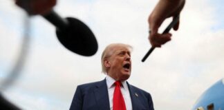 ΕΕ σε Τραμπ: Δεν μπορείς να συγχωρέσεις τον Πούτιν για τα εγκλήματα πολέμου στην Ουκρανία Trump sti skotia 696x464