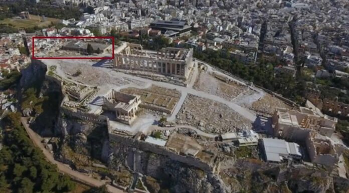 Άποψη του Ιερού Βράχου της Ακρόπολης με την περιοχή της επέμβασης