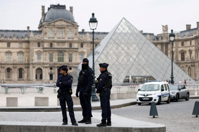 2025 10 19t102734z 612505761 rc2yehadilvv rtrmadp 5 france crime louvre 1 1200x800