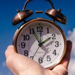 Έβγαλαν τα smartphones από τις τάξεις και ανακάλυψαν ότι οι μαθητές δεν ξέρουν την ώρα Allagi wras roloi