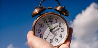 Έβγαλαν τα smartphones από τις τάξεις και ανακάλυψαν ότι οι μαθητές δεν ξέρουν την ώρα Allagi wras roloi