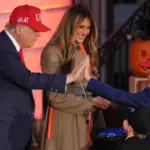 Halloween στον Λευκό Οίκο: Τραμπ και Μελάνια ενθουσιάστηκαν με τους μικρούς σωσίες τους (ΒΙΝΤΕΟ-ΦΩΤΟ) Ap halloween trump 11.jpg
