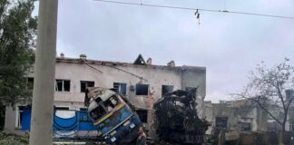 Ουκρανία: Οι Ρώσοι χτύπησαν επιβατικό τρένο και σιδηροδρομικό σταθμό – Τουλάχιστον 30 τραυματίες Oukrania treno 696x522