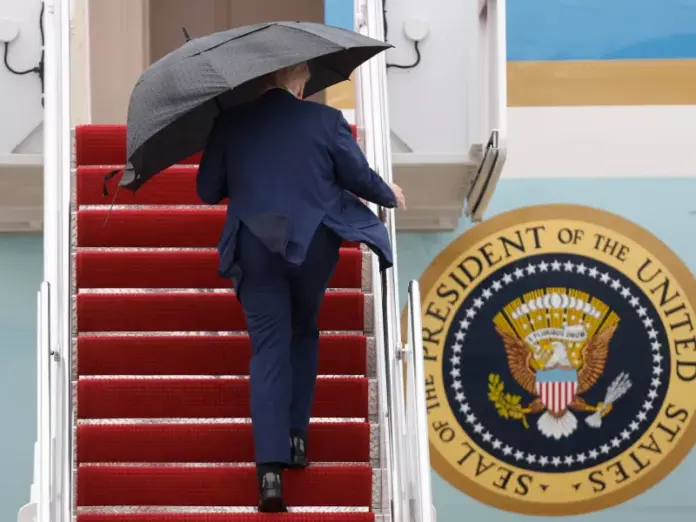 Trump airforce1 ap25285801987489.jpg