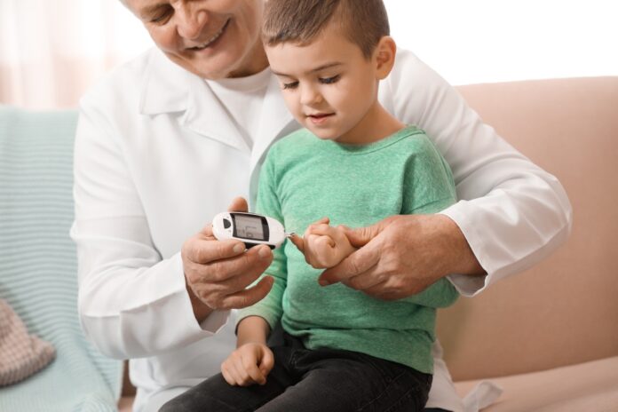 Doctor,measuring,patient's,blood,sugar,level,with,digital,glucose,meter