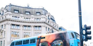 «Πιάστε γυαλιά, όχι ομπρέλες»: Η νέα καμπάνια του Υφ. Τουρισμού στο Λονδίνο (ΕΙΚΟΝΕΣ) 589898660 1145532964429427 2061124297265079439 n