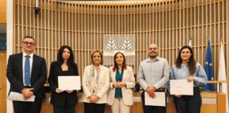 Ο Σερ Στέλιος Χατζηιωάννου προσέφερε υποτροφίες €30.000 σε φοιτητές MBA του Πανεπιστημίου Κύπρου Family Photo