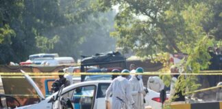 Οι Ταλιμπάν του Πακιστάν ανέλαβαν την ευθύνη για την επίθεση στο Ισλαμαμπάντ Members of the forensic team work after a blast outside a court building in Islamabad