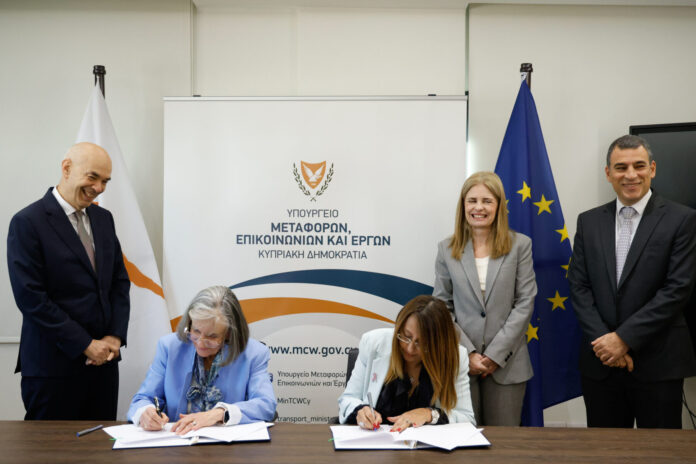 Υπουργός Μεταφορών – Υπογραφή σύμ