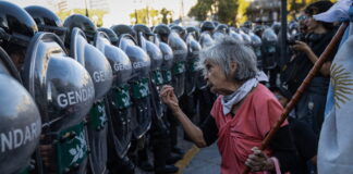 Διαμαρτυρόμενοι συνταξιούχοι της Αργεντινής The Wider Image Retirees on the edge: Argentina's protesting pensioners