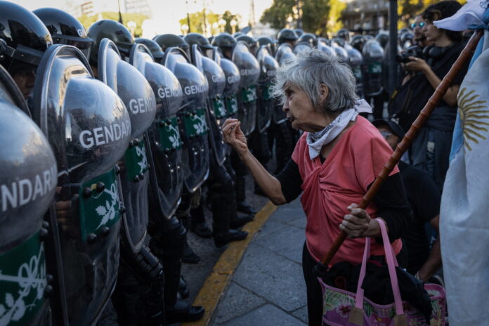 The Wider Image Retirees on the edge: Argentina's protesting pensioners