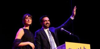 Ο νέος Δήμαρχος Νέας Υόρκης χαιρετάει δίπλα στη σύζυγό του μετά τη νίκη του Screenshot 2025 11 05 103210