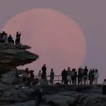 Υπερπανσέληνος ανατέλλει πάνω από το North Bondi στο Σίδνεϊ Screenshot 2025 11 06