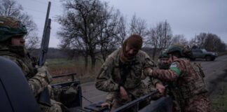 Ουκρανοί στρατιώτες βοηθούν στη μεταφορά τραυματία συντρόφου τους Screenshot 2025 11 13