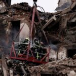 Ομάδες έκτακτης ανάγκης στην Ουκρανία αφότου ρωσικός πύραυλος έπληξε μια πολυκατοικία Screenshot 2025 11 24