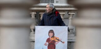 Ο καλλιτέχνης Kaya Mar κρατάει καρικατούρα που απεικονίζει την Βρετανίδα ΥΠΟΙΚ Screenshot 2025 11 27